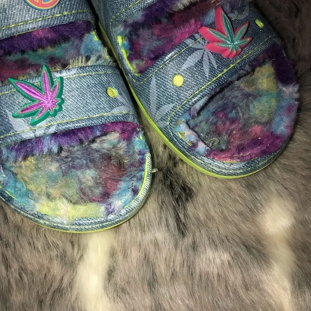Crocs classic cozzzy spray tye dye fuzzy lined sandals m 8 w 10 peace garden